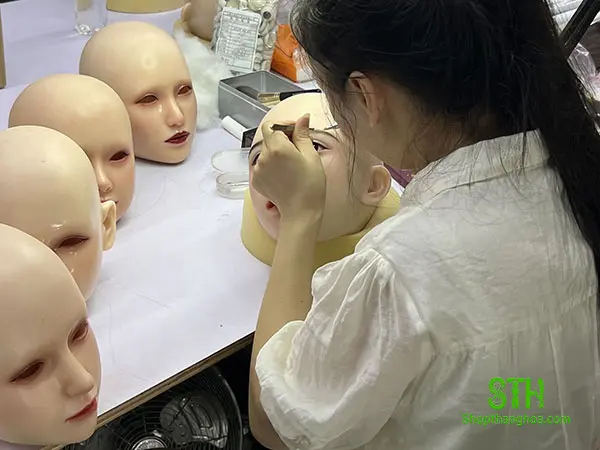 quy trình trang điểm khi sản xuất búp bê tình dục